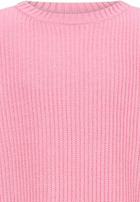 Sweter pulower z dzianiny w pastelowym różu, z ribbową fakturą i okrągłym dekoltem, z równomiernie rozmieszczonymi wzorami poziomymi i pionowymi.