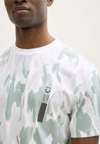 TOM TAILOR DENIM T-shirts print - white abstract flowery print
