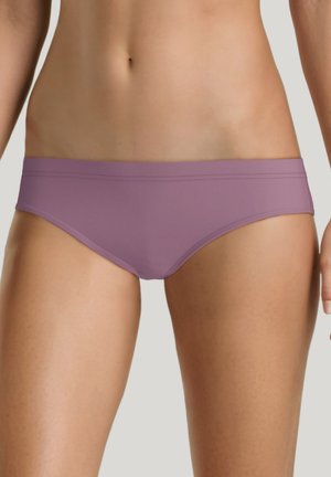 Lila Bikini-Unterteile mit einem breiten Bund, die eine glatte Textur und ein minimalistisches, klassisches Design aufweisen. Keine Muster oder Hardware.