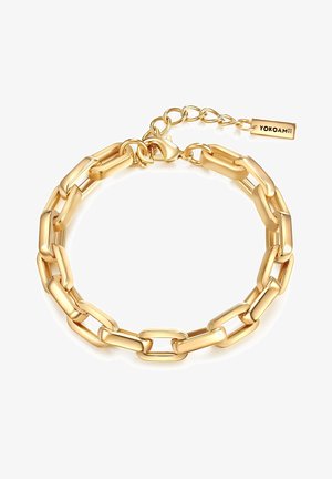 Goldkettenarmband mit rechteckigen Gliedern, glänzender Oberfläche und einem Karabinerverschluss. Inklusive eines kleinen Anhängers mit dem Markennamen YOKOAMii.
