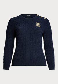 Mørkeblå kabelstrikket genser med lange ermer, ribbestrikket kant og rund hals. Har gullknapper på skulderen og en kremfarget logo detalj.