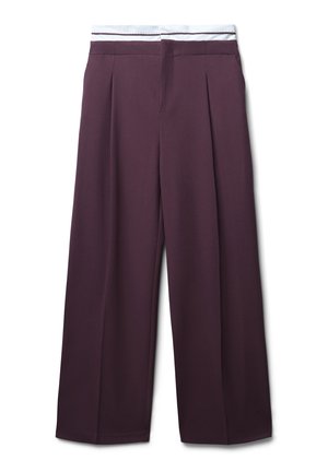 Pantaloni ampi di colore viola scuro con pieghe frontali e una vita bianca con sottili strisce orizzontali.