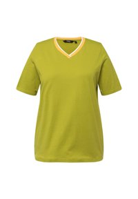 Zelené tričko s krátkým rukávem a výstřihem do V. Má límec s oranžovými a bílými lemy. Vyrobené z měkké a hladké tkaniny. Běžný střih.