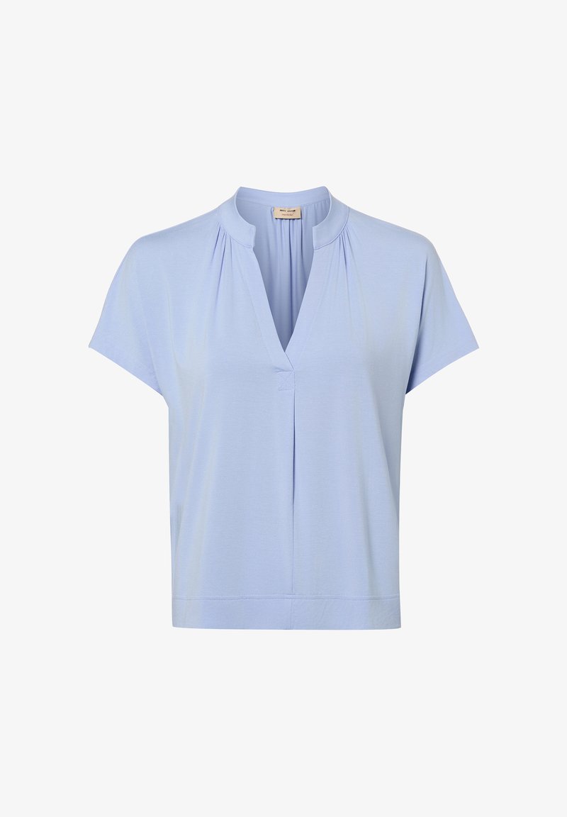 Bluză bleu deschis cu mâneci scurte, guler mandarin, decolteu în V și pliseuri subtile strânse la umeri.