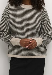 Strickpullover mit gestreiftem Muster in Grau und Cremeweiß. Verfügt über einen runden Halsausschnitt, gerippte Bündchen und einen lässigen Schnitt. Weiche Textur.