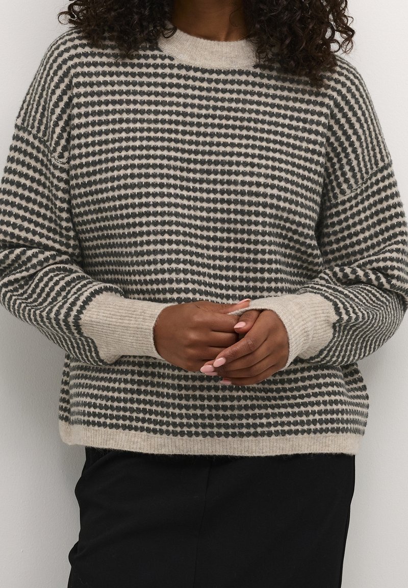 Strickpullover mit gestreiftem Muster in Grau und Cremeweiß. Verfügt über einen runden Halsausschnitt, gerippte Bündchen und einen lässigen Schnitt. Weiche Textur.