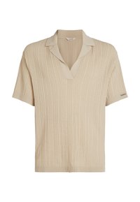 Polo de manga corta de punto beige con cuello en V, textura acanalada y cuello en contraste con un sutil logo en la manga.