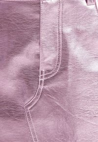 Metalliska rosa högmidjade byxor med en krinklad textur, med sidofickor och kontrasterande sömmar längs kanterna.