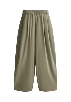 Pantaloni largi, de culoare verde măsliniu, tăiați la gleznă, cu talie elastică și pliuri subtile în față.