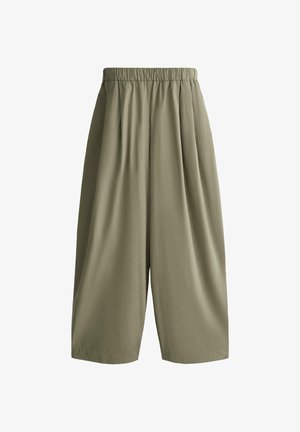 Pantaloni verde oliva a gamba larga, cropped, con fascia elastica in vita e sottili pieghe sul davanti.