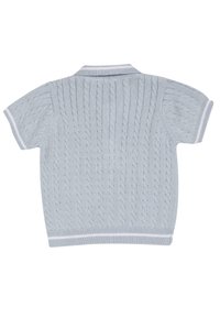 Pull en tricot bleu clair à manches courtes avec un motif en câble, col et poignets côtelés avec des accens blancs. Vue de dos affichée.