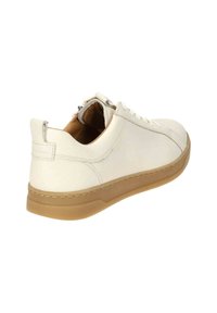 Weiße Leder-Sneaker mit strukturiertem Finish, runder Zehenpartie, Gummisohle und Schnürdetail. Mit einer Lasche an der Rückseite für ein einfaches Anziehen.