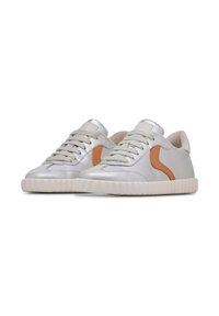 Sneaker sintetiche argento con suola in gomma beige testurizzata, dotate di un accento nocciola sul lato e di lacci coordinati.