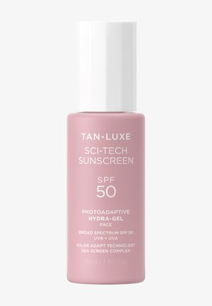 Tan-Luxe Sci-Tech SPF 50 fotoadaptiv hydra-gel solcreme til ansigtet i en 50 ml lyserød flaske med hvid hætte og hvid tekst.