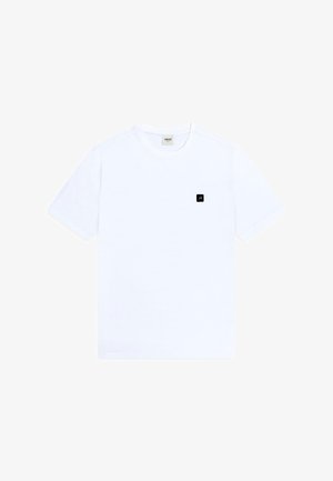 Fehér pamut póló rövid ujjakkal, kerek nyakkivágással és egy apró fekete négyzetlogóval a bal mellen. Simaság jellemzi, és minimalista dizájnnal rendelkezik.