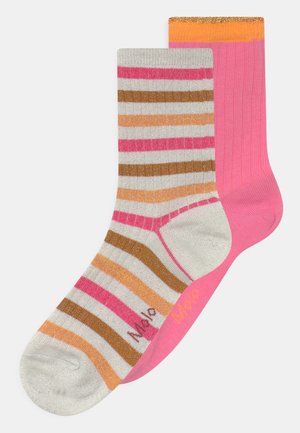 Meias multicoloridas: uma com riscas cinzentas, cor-de-rosa e castanhas; a outra totalmente cor-de-rosa com um topo laranja brilhante. Tecido macio, textura canelada.