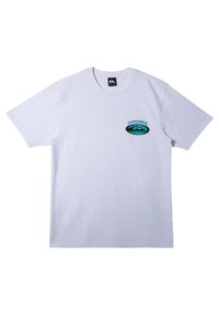 Camiseta de algodón blanca de manga corta con un colorido logo de Quiksilver en el lado izquierdo del pecho. Textura suave, diseño clásico de cuello redondo.