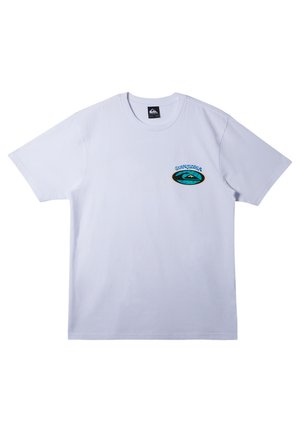Camiseta de algodón blanca de manga corta con un colorido logo de Quiksilver en el lado izquierdo del pecho. Textura suave, diseño clásico de cuello redondo.