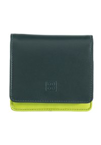 Cartera de cuero verde y amarillo con cierre de solapa, que presenta un acabado texturizado y un logo en relieve. Diseño rectangular compacto.