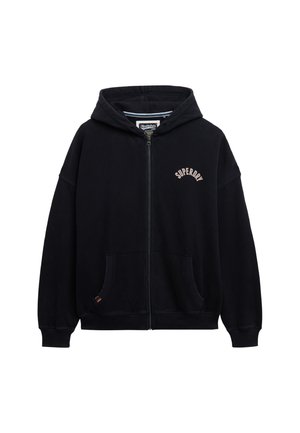 Hoodie zippé noir en tissu doux, présentant une poche kangourou à l'avant, une capuche avec cordon de serrage et un logo "SUPERDRY" brodé en courbe.
