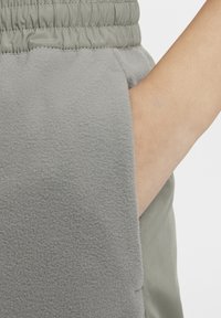 Nike Sportswear K NSW CTY UTLITY EO TF WZ PNT - Pantalones cargo - dark stucco