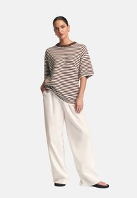 ST MRLO VACATION - Apdrukāts T-krekls - chocolate stripe