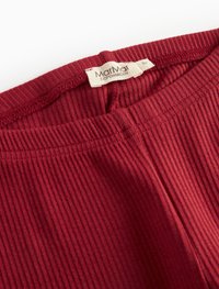 Kooniline punane kangas vöökoht, millel on silt "MarMar COPENHAGEN." Pehme tekstuur ja elastne disain, sobib laste rõivasteks.