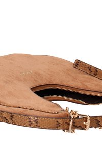 Lichtbruine suède handtas met een bruin gespikkelde slangenpatroon band en een gouden ritssluiting. Gebogen ontwerp met een externe zak voor extra opbergruimte.