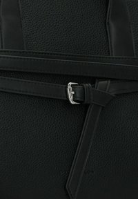 Bolso de cuero negro con una superficie texturizada, un diseño elegante y un acento de hebilla de metal plateado, con un detalle de correa en la parte frontal.