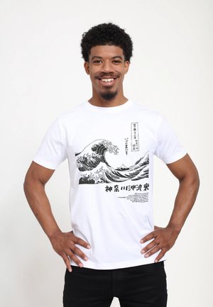 Bílá bavlněná tričko s černým potiskem vlnového designu a japonským textem. Krátké rukávy a kulatý výstřih, hladká textura.