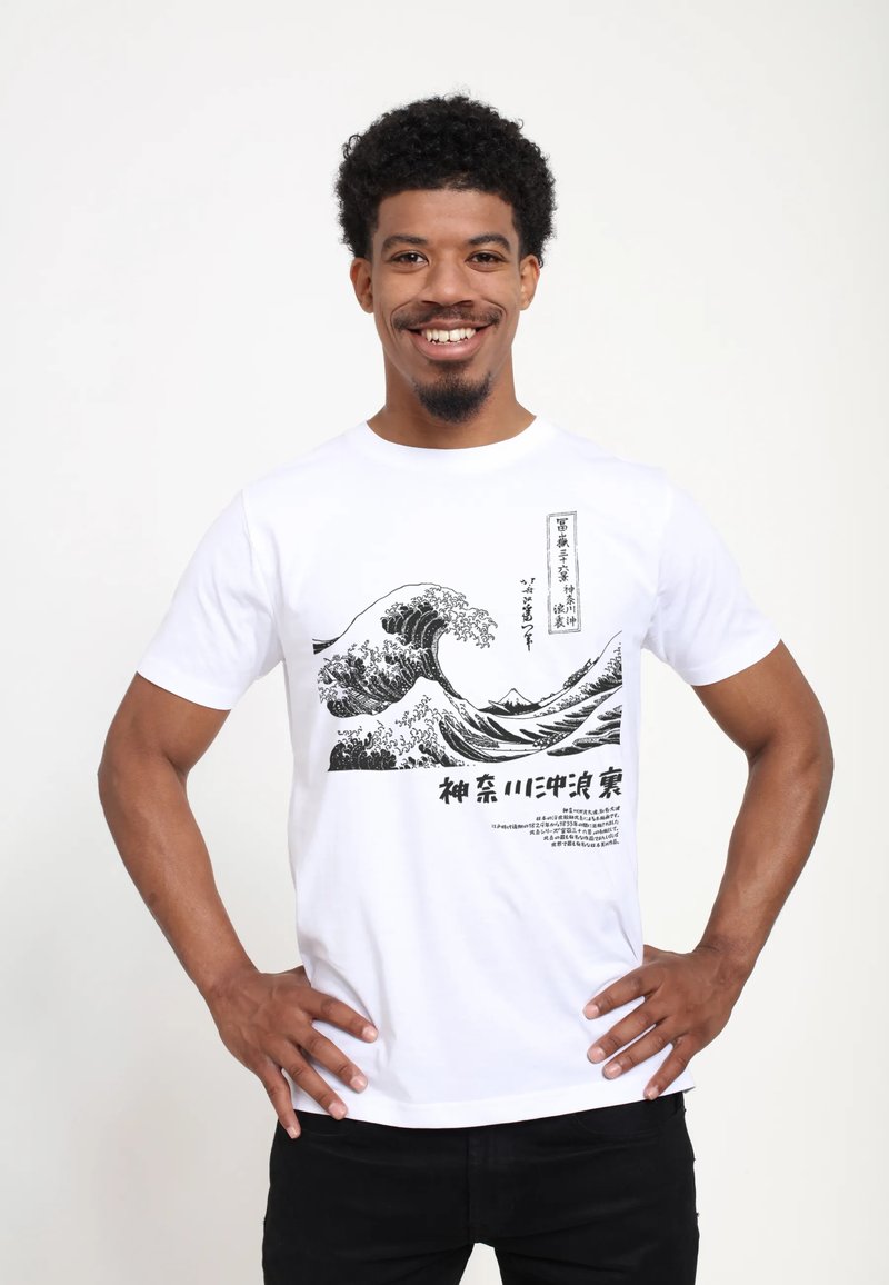 Bílá bavlněná tričko s černým potiskem vlnového designu a japonským textem. Krátké rukávy a kulatý výstřih, hladká textura.