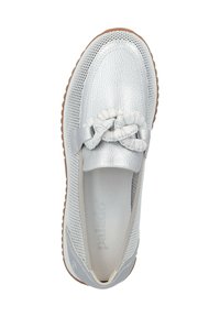 Zapato plateado sin cordones con un exterior de cuero texturizado, detalles de malla y un adorno de nudo decorativo en la parte frontal. Suela de goma marrón.