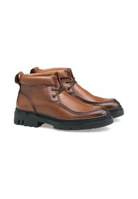 Stivaletti in pelle marrone con punta tonda, cuciture a contrasto e suole in gomma nera. Presentano un design con lacci e linguette per indossarli.