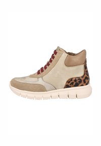 Zapatilla alta beige con materiales de ante y textil, cordones burdeos y un acento de estampado de leopardo en el talón. Suela blanca gruesa.