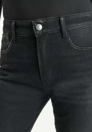 Sorte denim jeans med en lige pasform, sølvknaplukning og klassisk fem-lomme design, der har subtil falmning på stoffet.