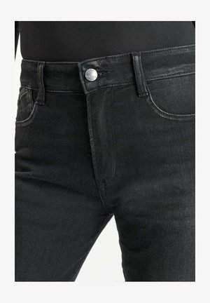 Jeans in denim nero con vestibilità dritta, chiusura con bottone argento e design classico a cinque tasche, caratterizzati da leggere sfumature sul tessuto.