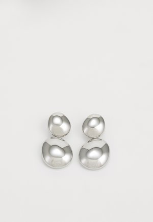 Ezüst fém fülbevalók kerek formákkal, áttetsző felülettel és a "BOSS" márkanevének finom gravírozásával az alsó részeken.