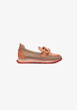 Scarpa leggera in rete color beige con superficie testurizzata, dettaglio a fiocco decorativo e suola in gomma rossa. Il nome del marchio "HISPANITAS" è visibile.