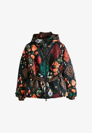 Hættetrøje i mønstret stof med blomster-, dyre- og geometriske motiver i livlige farver og med bælte i taljen.