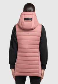Ljusrosa vadderad väst med hög krage, med horisontellt quiltat mönster och en svart logotypapplikation på baksidan.