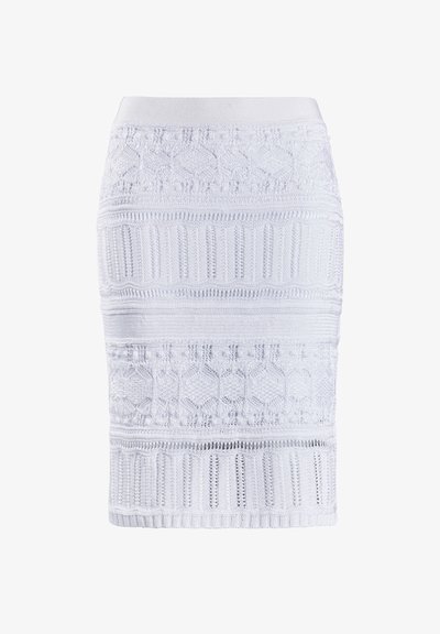 Bela pletena svinčnika krilo s zapletenimi vzorci, teksturiranimi pasovi in prilegajočim se dizajnom, ter gladkim pasom na vrhu.