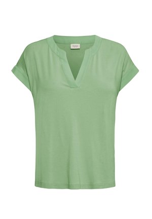 Chemise vert clair à manches courtes avec fente en V au col et revers de manches pliés, présentée sur fond blanc.