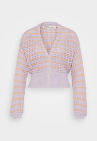 Gaiši violets adīta džemperis ar iztīrīšanas rakstu, kas rotāts ar oranžām svītrām, garām piedurknēm un īsu apakšmalu. Trīs pogas priekšpusē.