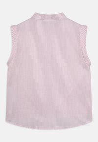 Camisa sem mangas, com colarinho, em rosa claro com riscas verticais brancas. Tecido suave e liso, com bainha arredondada e detalhes de costura mínimos.