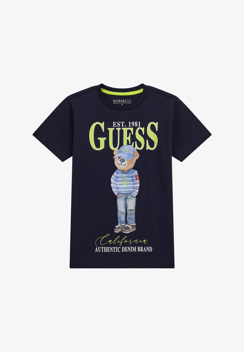 Una t-shirt in cotone blu navy presenta una grafica di un orso vestito con una maglietta a righe e un cappello, con il testo del marchio in verde acceso e la scritta "California" sotto.