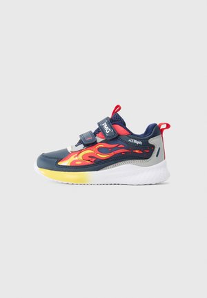 Navy- und graue Kindersneaker mit rotem und gelbem Flammen-Design, zwei Klettverschlüssen, weißer Sohle mit gelbem Detail und LED-Lichtern.