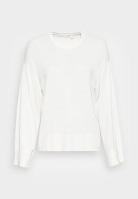 Vit långärmad tröja med rund halsringning, mjuk textur, avslappnad passform och ribbade muddar och fåll. Slätt tyg, inga synliga mönster.