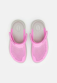 Růžové perforované sandály se šedou texturovanou podrážkou a nastavitelnými popruhy. Lehké provedení s pohodlným střihem pro každodenní nošení.