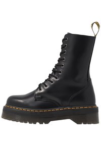 Schwarze Lederkampfstiefel mit glatter Oberfläche, verstärkter Zehenkappe, hohem Schnürdesign, dicker Gummisohle und gelben Nähdetails.