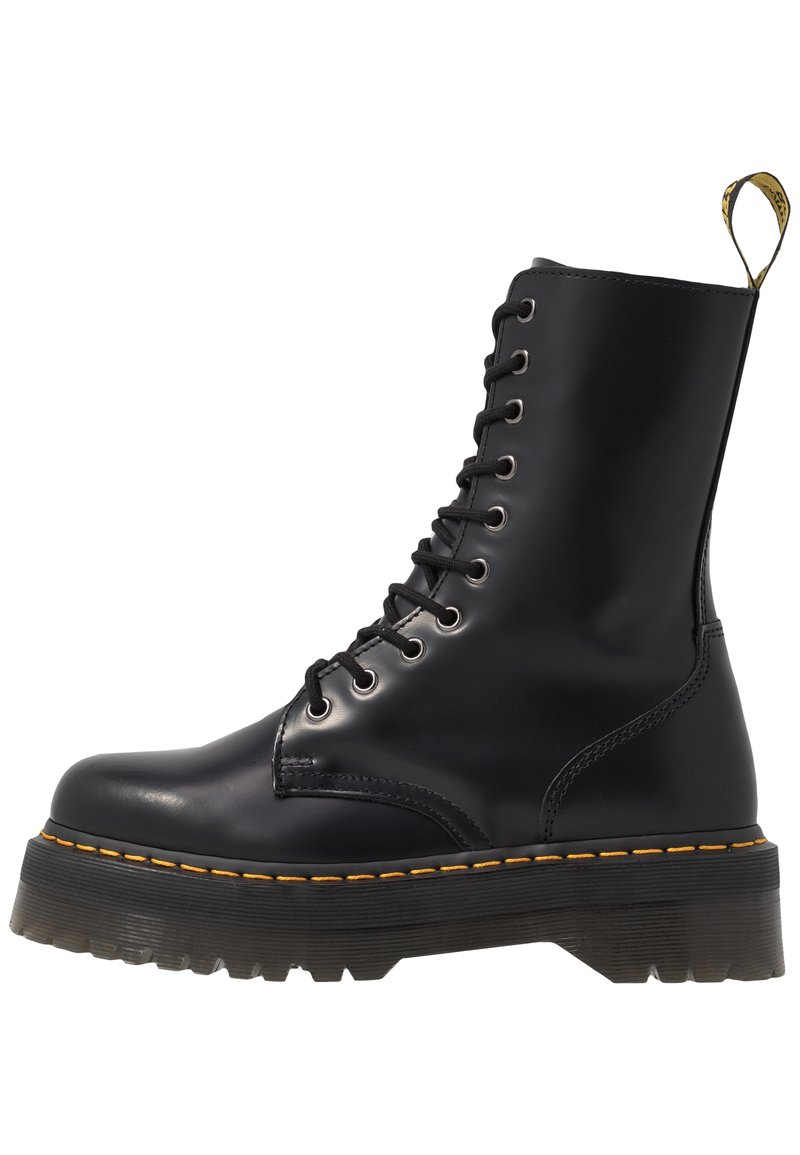 Schwarze Lederkampfstiefel mit glatter Oberfläche, verstärkter Zehenkappe, hohem Schnürdesign, dicker Gummisohle und gelben Nähdetails.